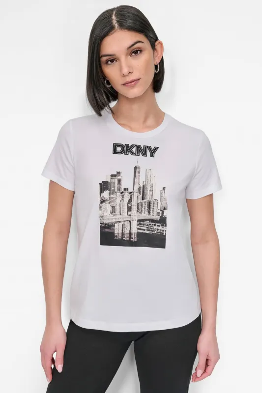 SHORT SLEEVE NYC SKYLINE LOGO TEE made by DKNY
