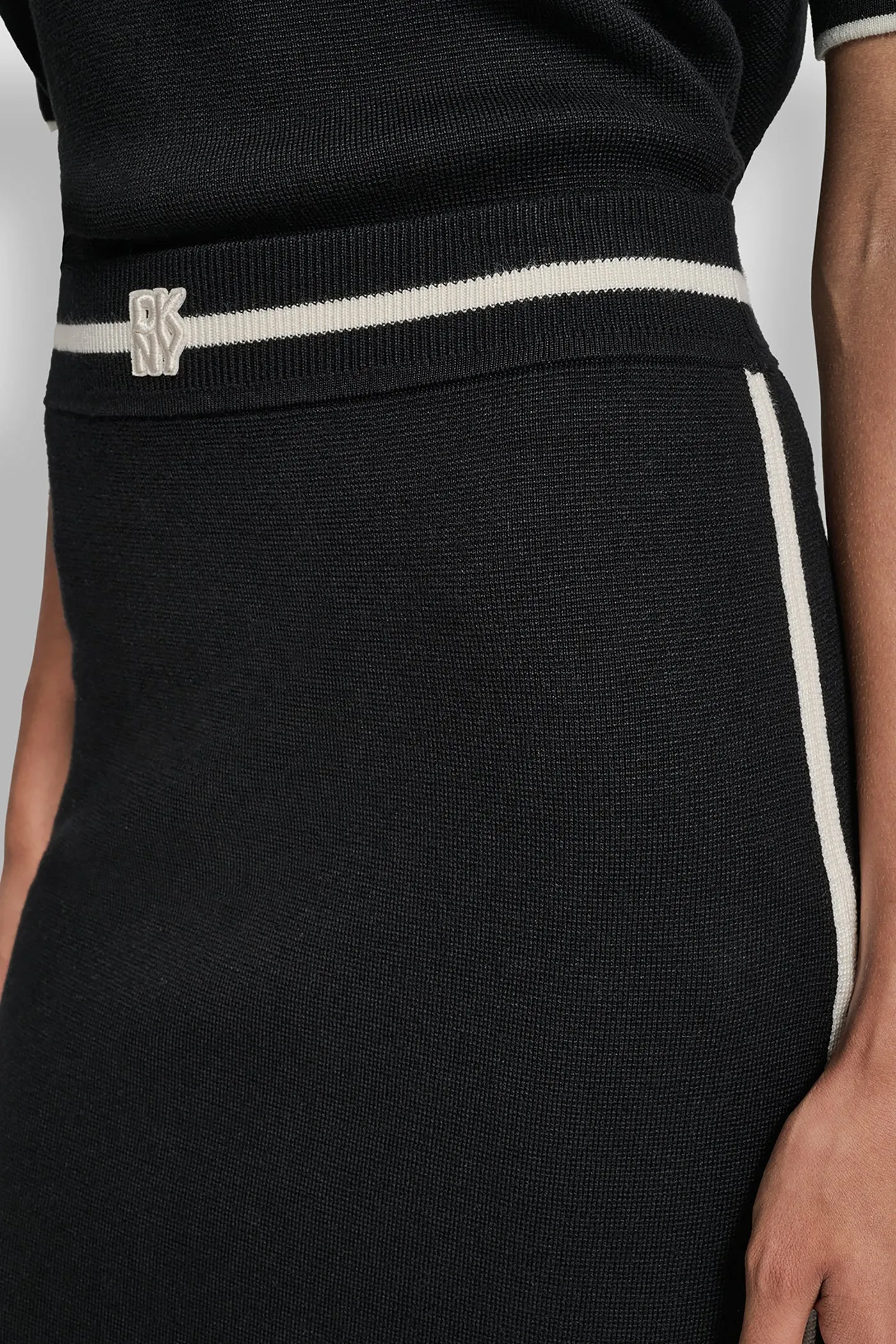 COLOR BLOCK MAXI SKIRT WITH SIDE SLITS AND LOGO PATCH sold by DKNY product image thumbnail 4