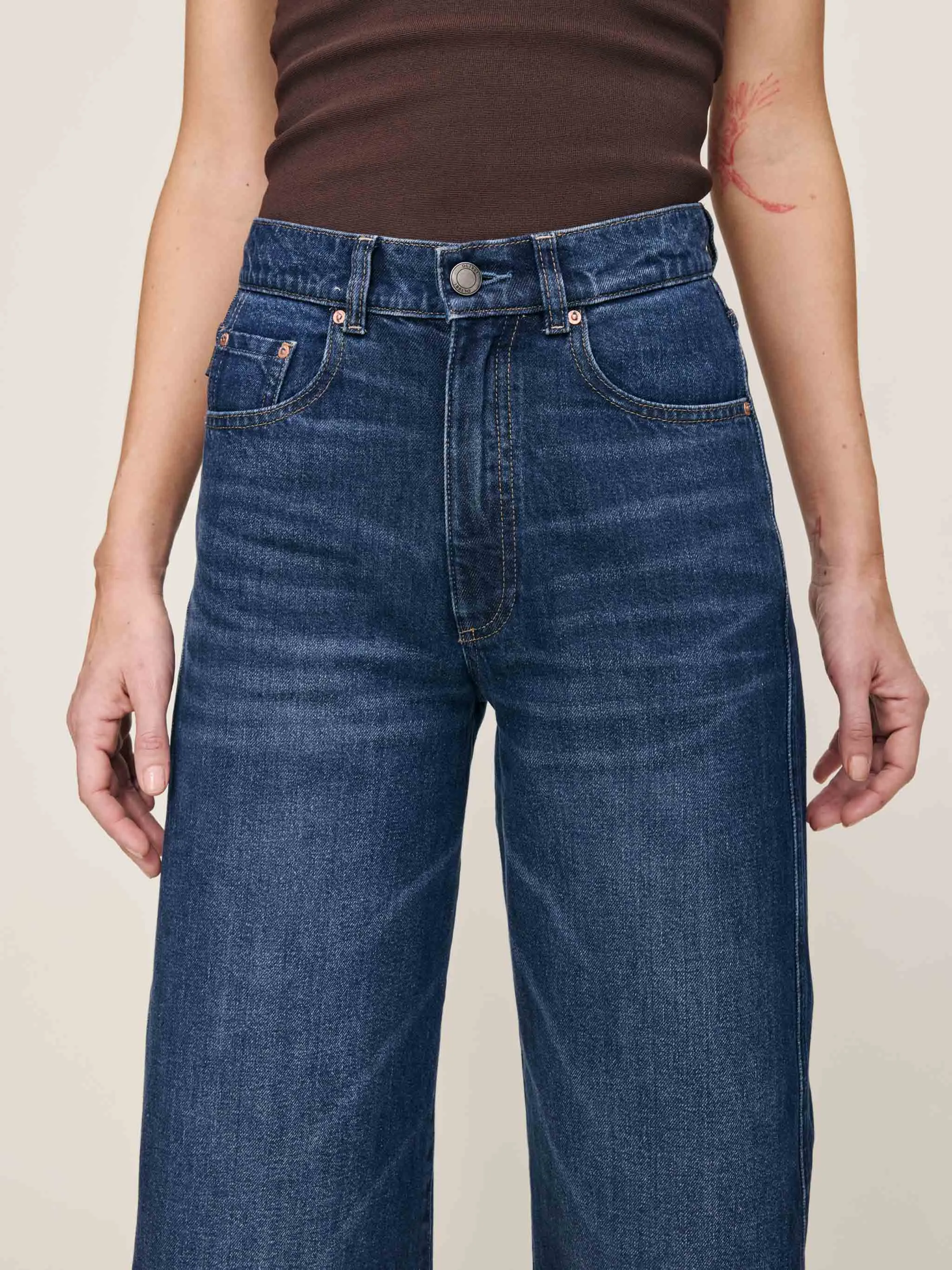 Taylor Relaxed Barrel Ultra High Rise 31" Jeans | Callisto sold by DL1961 product image thumbnail 4