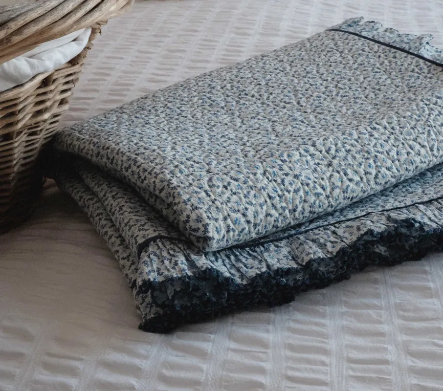 QUILT -- BLUE WINTER DITSY made by Doen