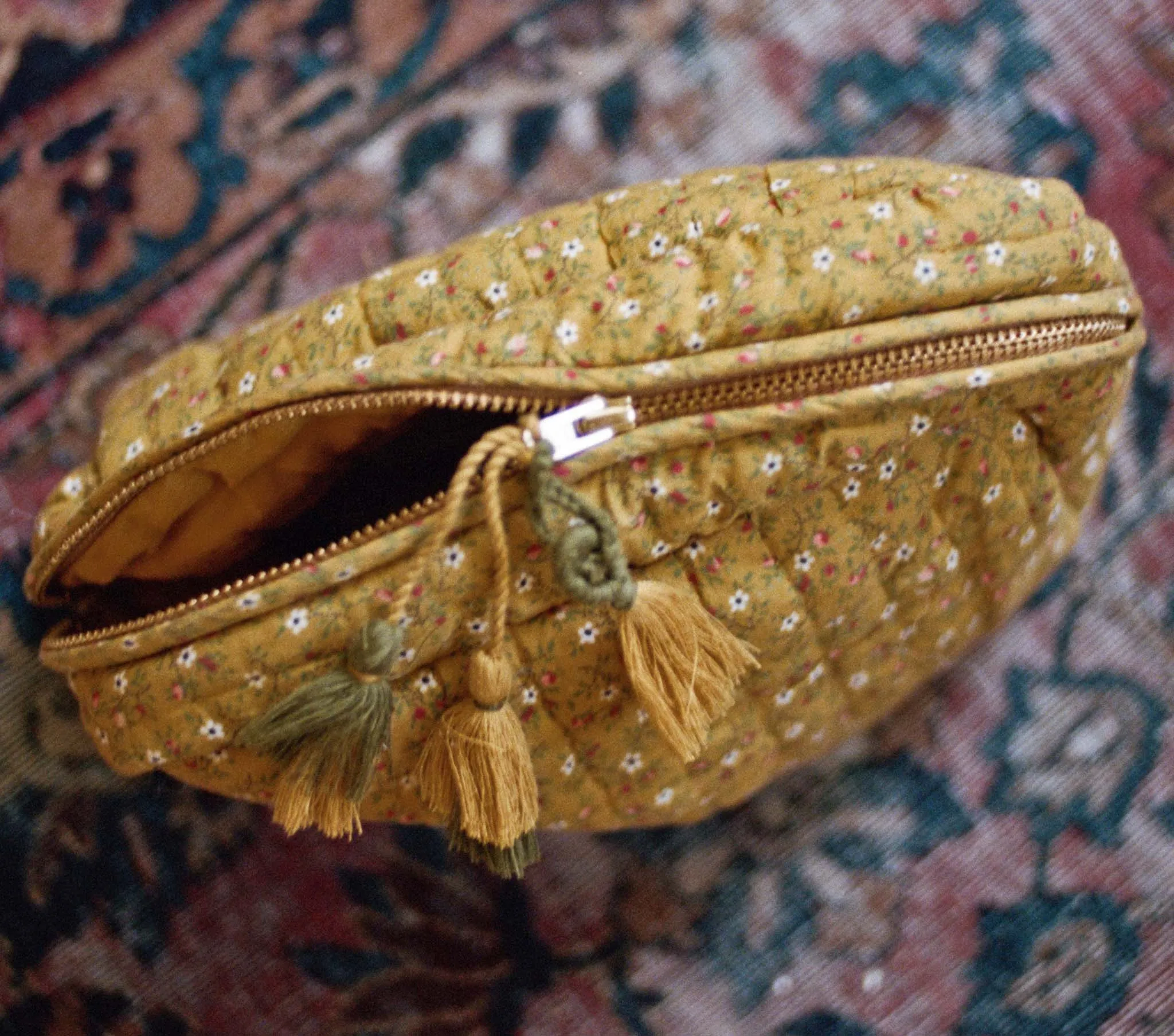 HMD -- QUINCE GRANDE QUILTED POUCH -- SUNSOAKED FOOTHILLS FLORAL sold by Doen product image thumbnail 3