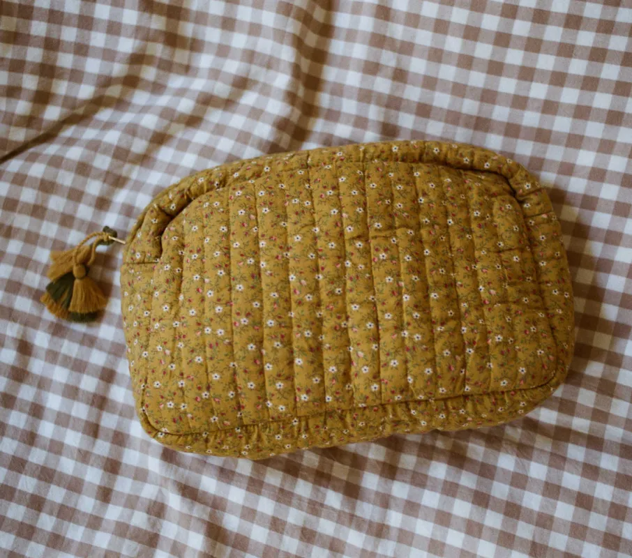 HMD -- QUINCE GRANDE QUILTED POUCH -- SUNSOAKED FOOTHILLS FLORAL sold by Doen