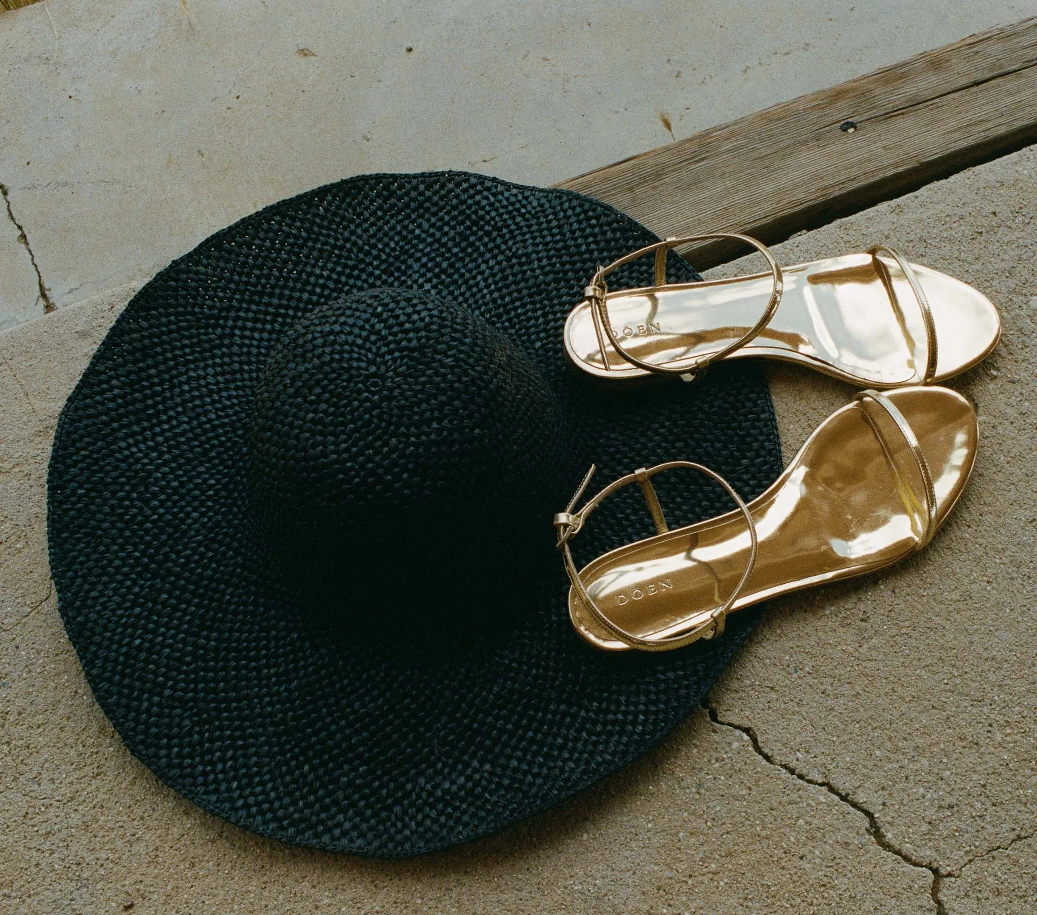 TAFT HAT -- BLACK RAFFIA sold by Doen