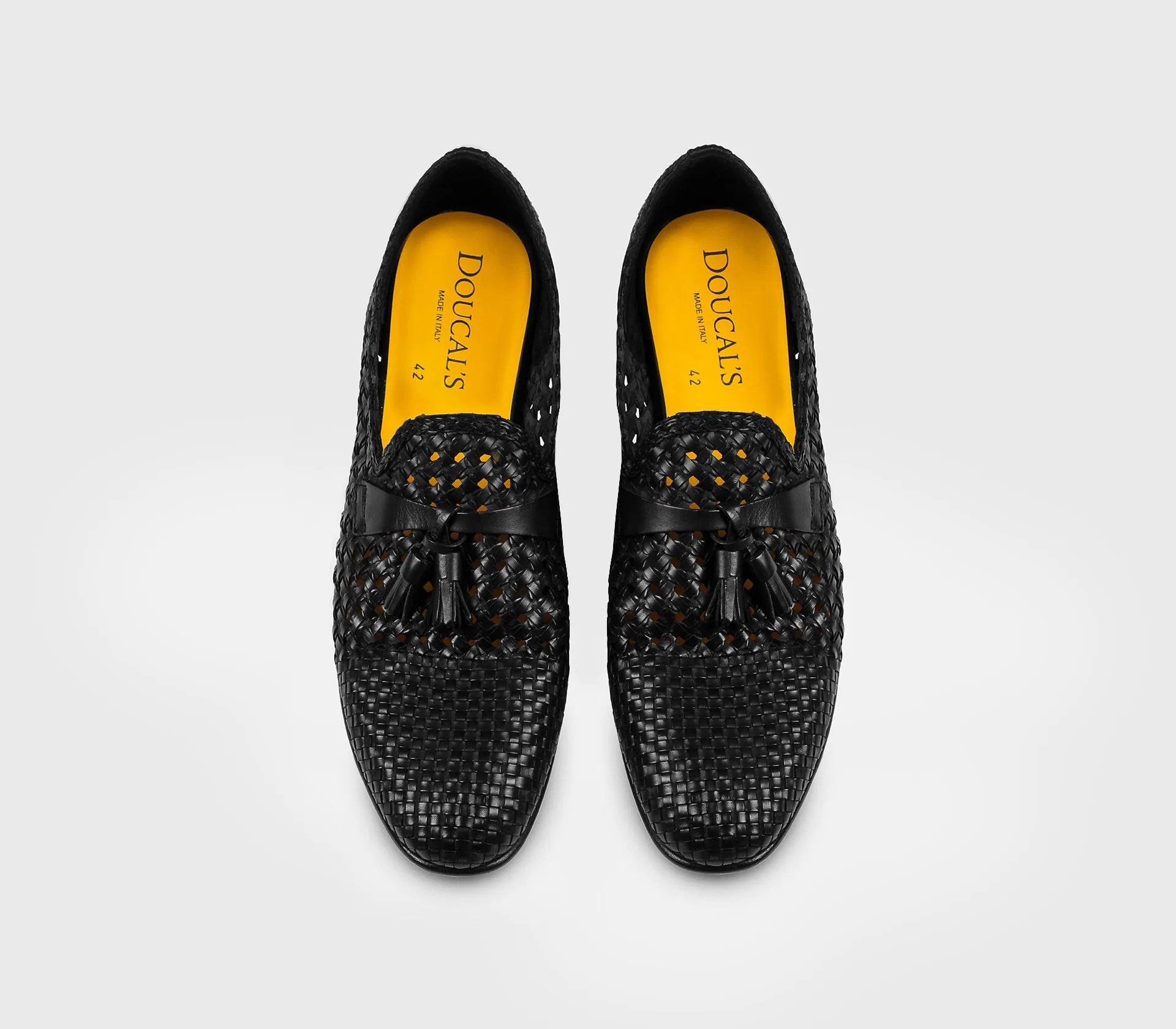 DU3522TAORUZ276NN00 - Mocassino in pelle traforata con nappine nero sold by Doucal's product image thumbnail 2