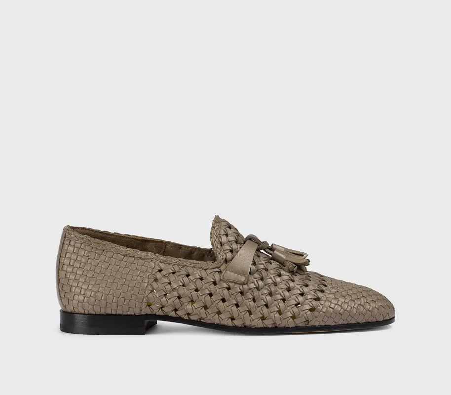 DD8875MEGNUZ280NM20 - Mocassino con nappine in pelle traforata fango made by Doucal's
