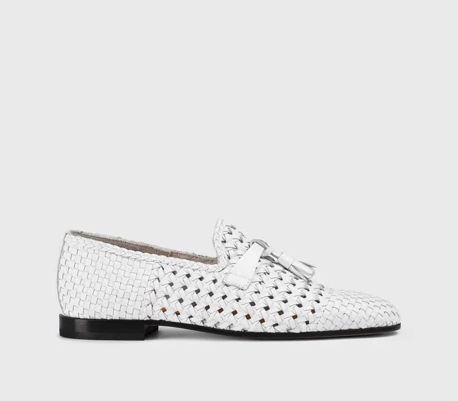 DD8875MEGNUZ280NW00 - Mocassino con nappine in pelle traforata bianco made by Doucal's