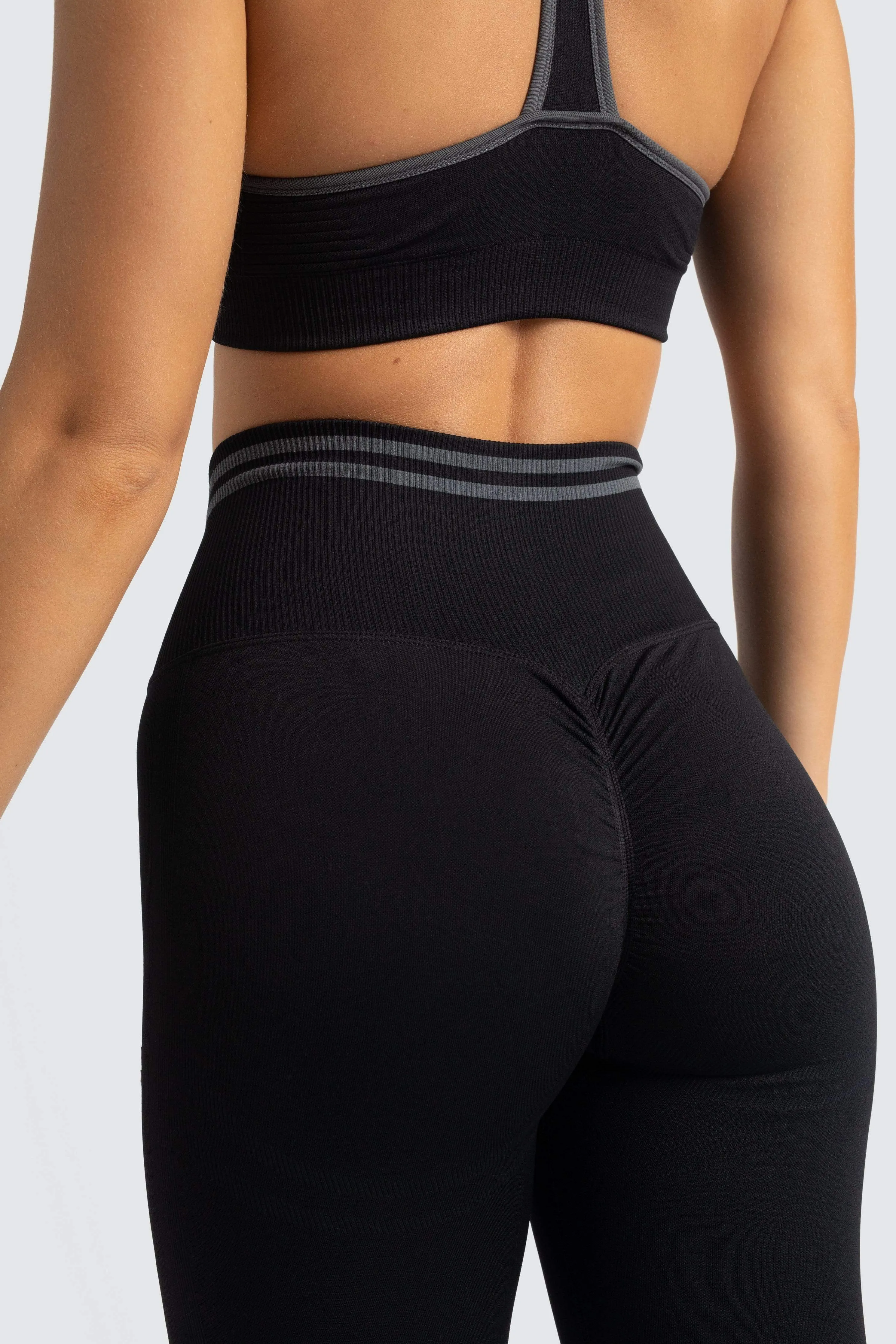 DYE Scrunch Seamless Leggings - Jet Black sold by DOYOUEVEN product image thumbnail 4