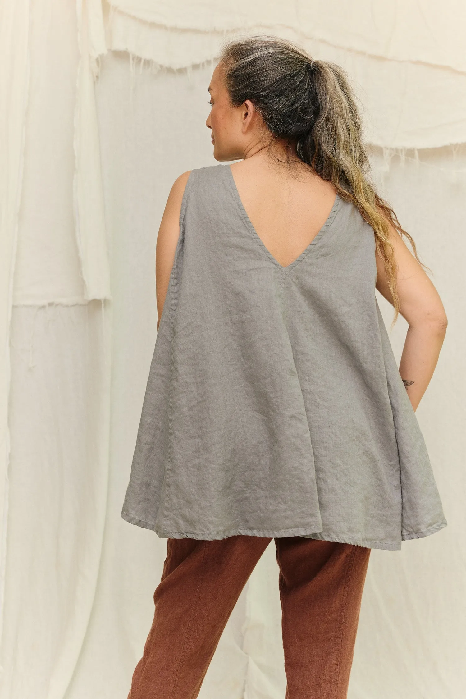 Harlow Tunic in Lightweight Linen sold by Elizabeth Suzann product image thumbnail 4
