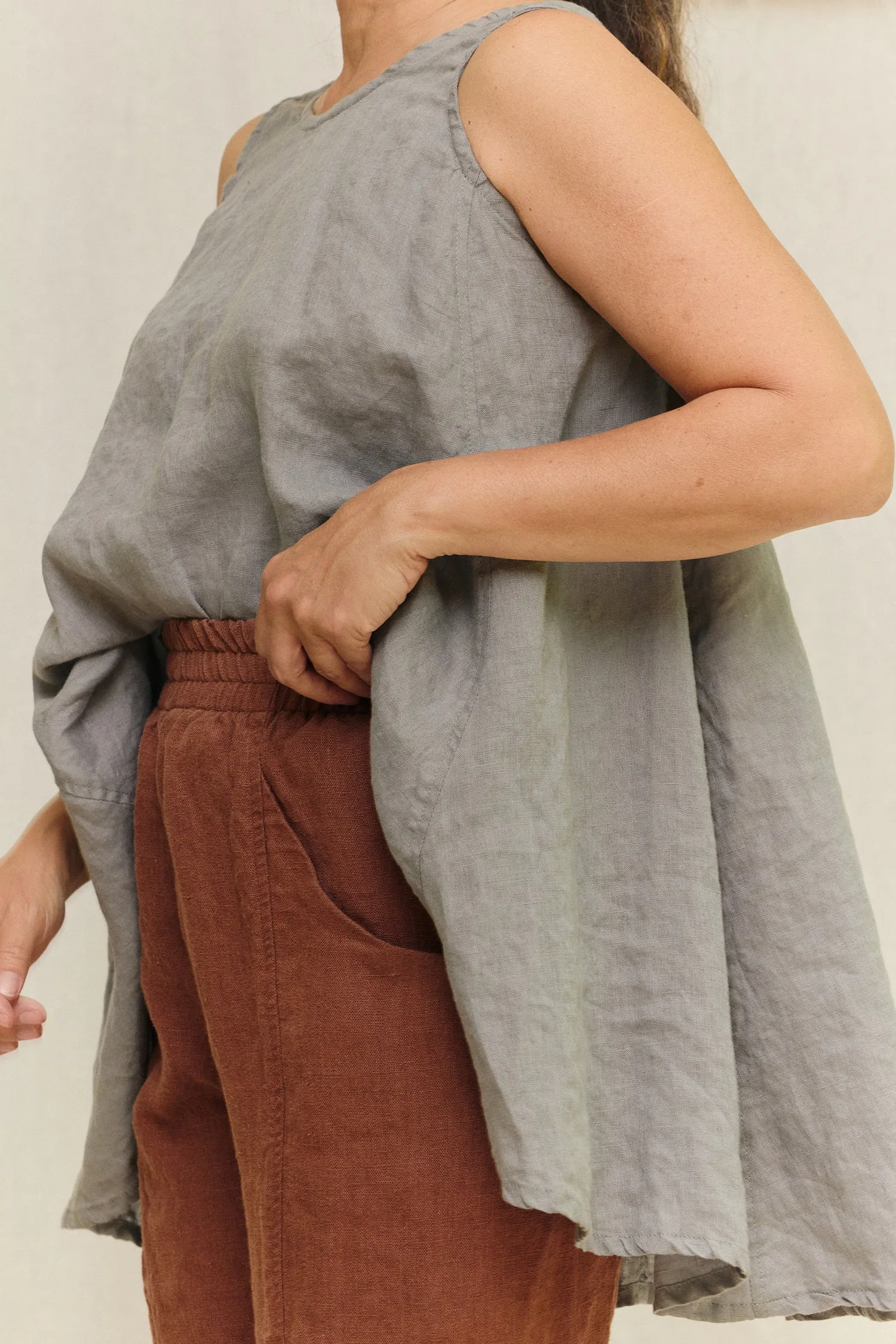 Harlow Tunic in Lightweight Linen sold by Elizabeth Suzann product image thumbnail 5