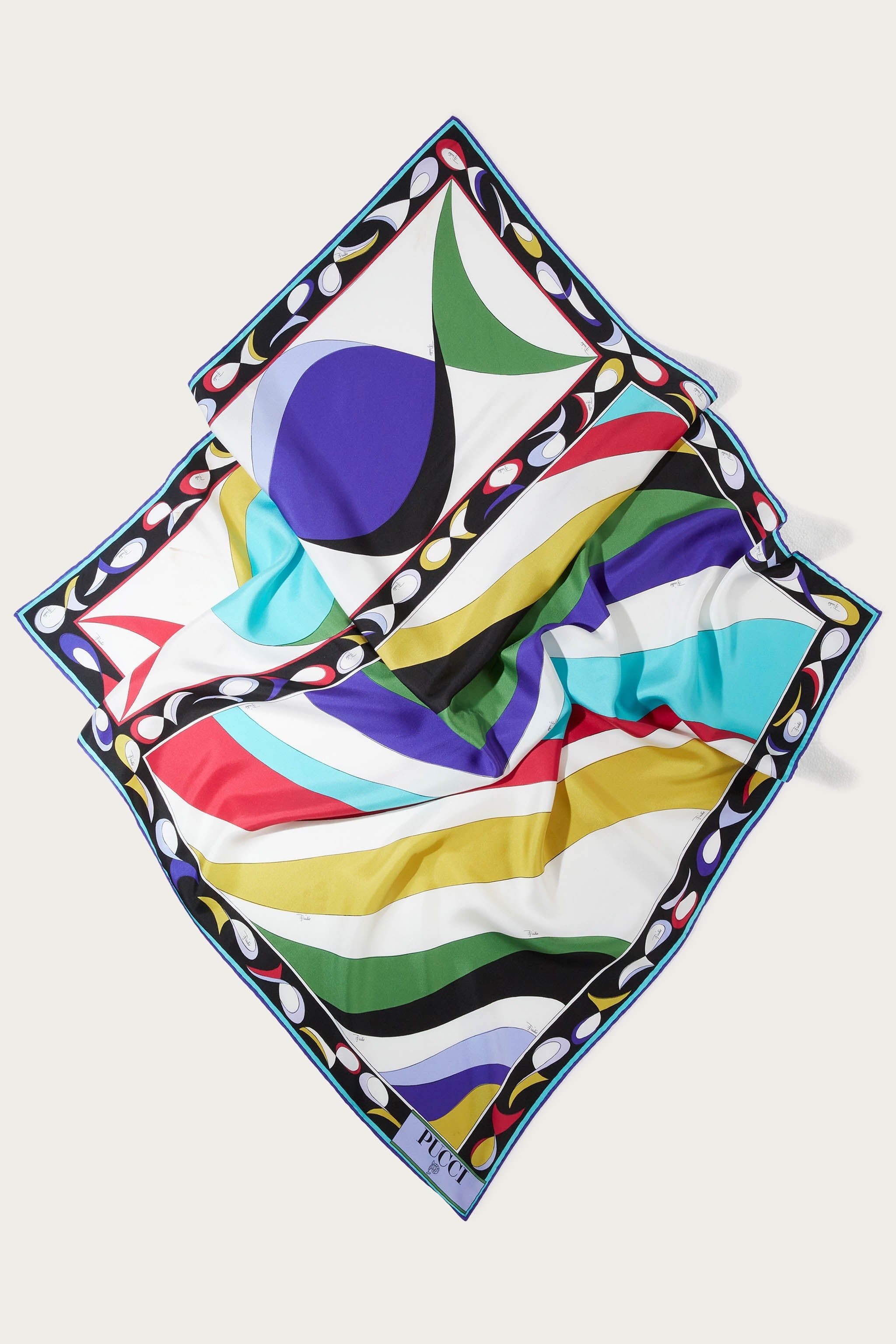 Carré grande in seta con stampa Pesci sold by Emilio Pucci