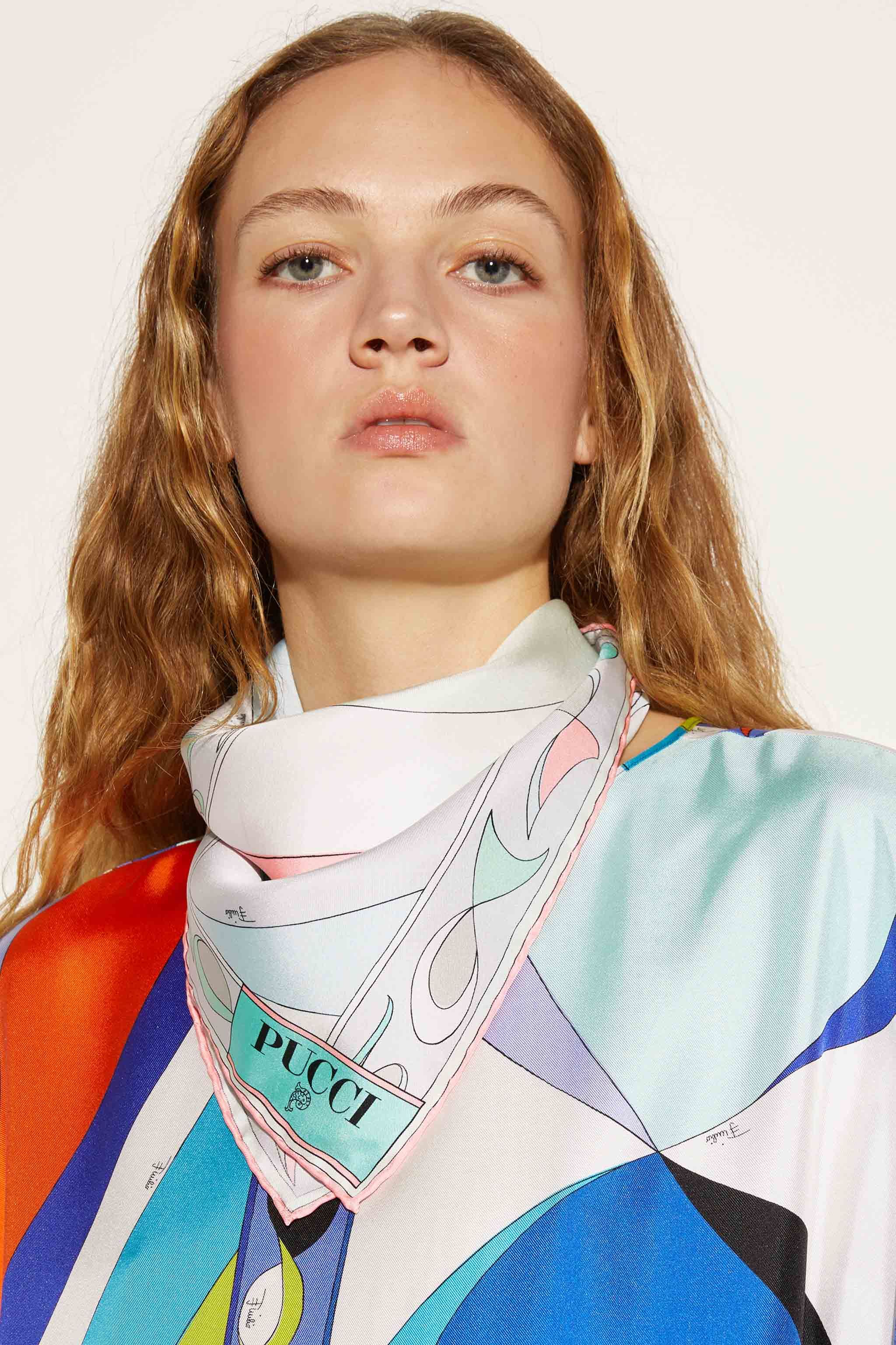 Carré piccolo in seta con stampa Pesci sold by Emilio Pucci product image thumbnail 2