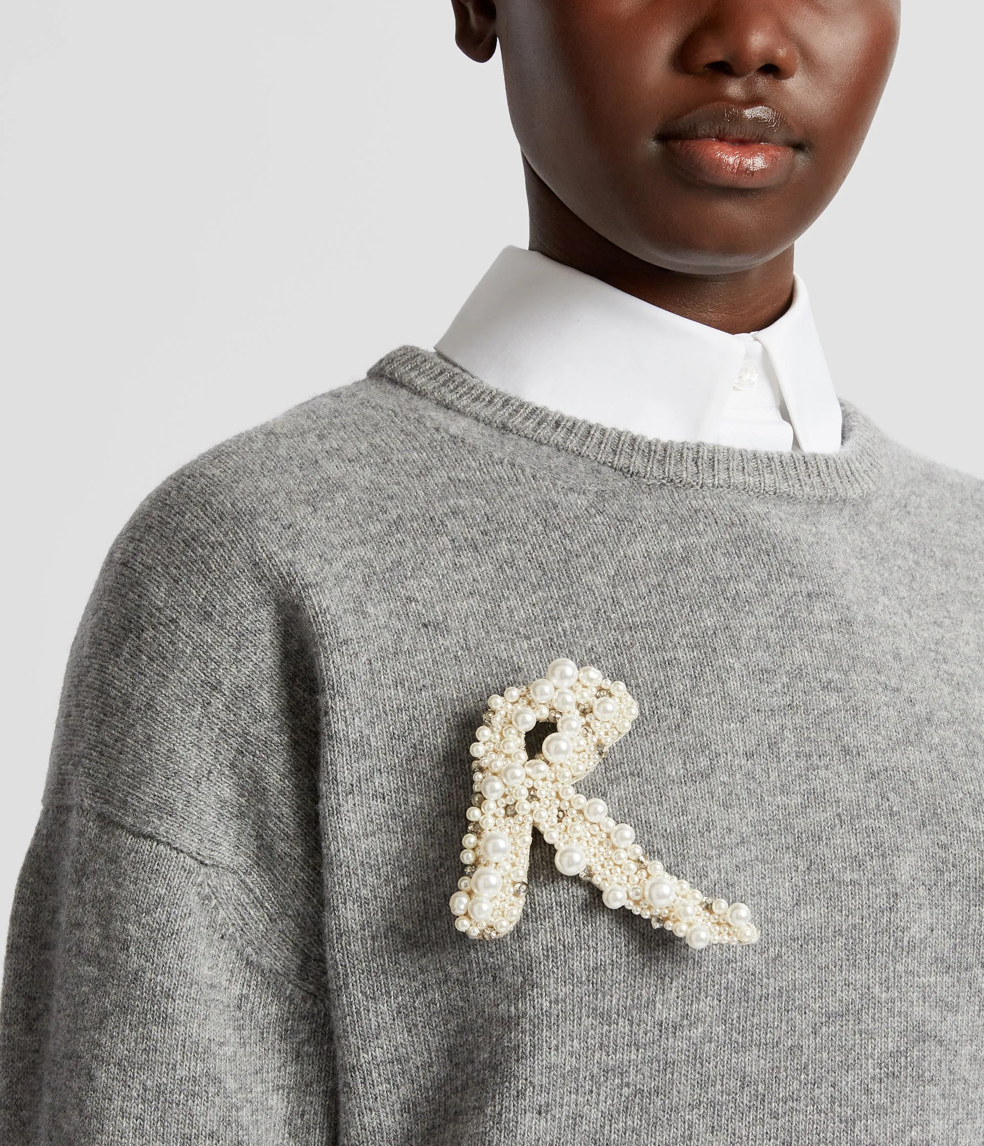 Pearl Alphabet Brooch R sold by ERDEM product image thumbnail 2