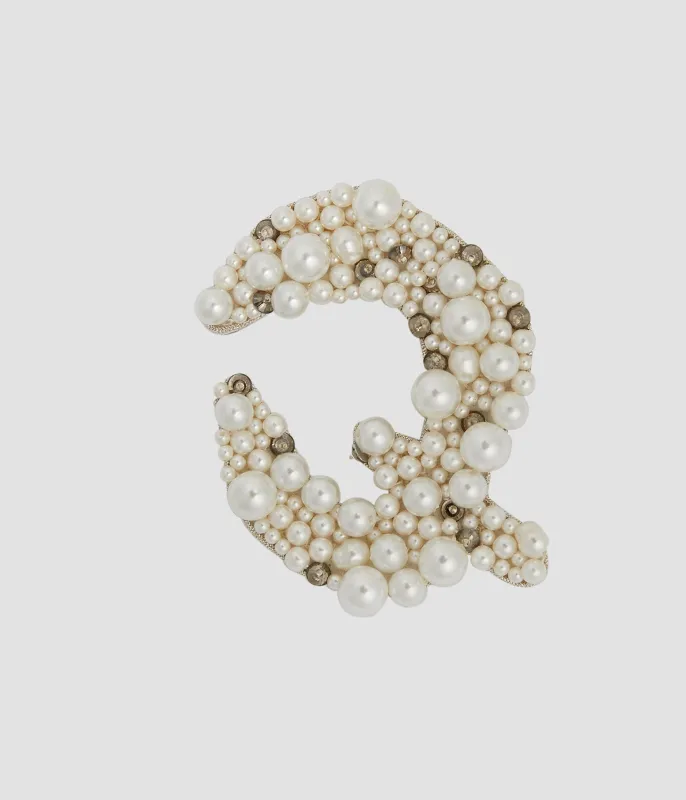 Pearl Alphabet Brooch Q made by ERDEM