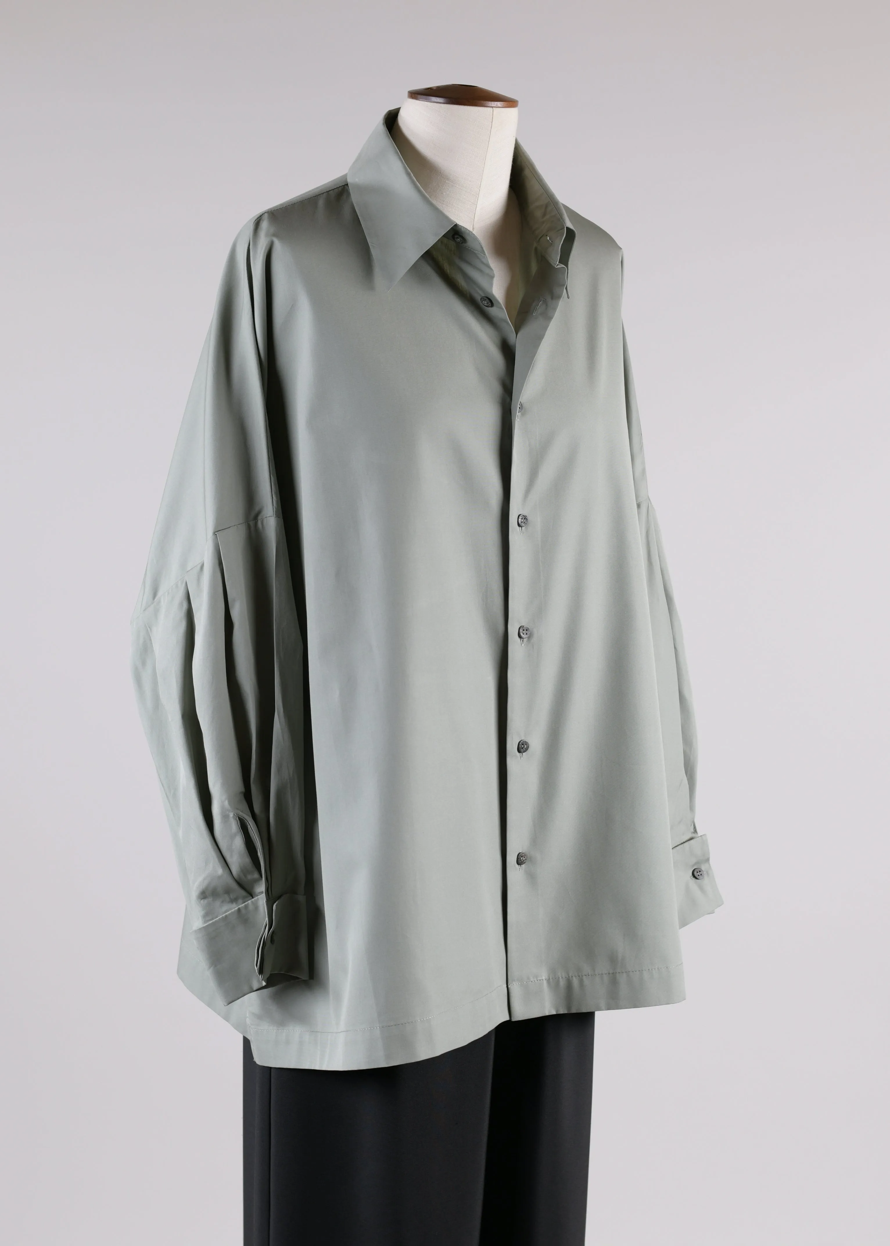 cotton poplin sloped shoulder square shirt collar and pleat sleeve - long sold by eskandar