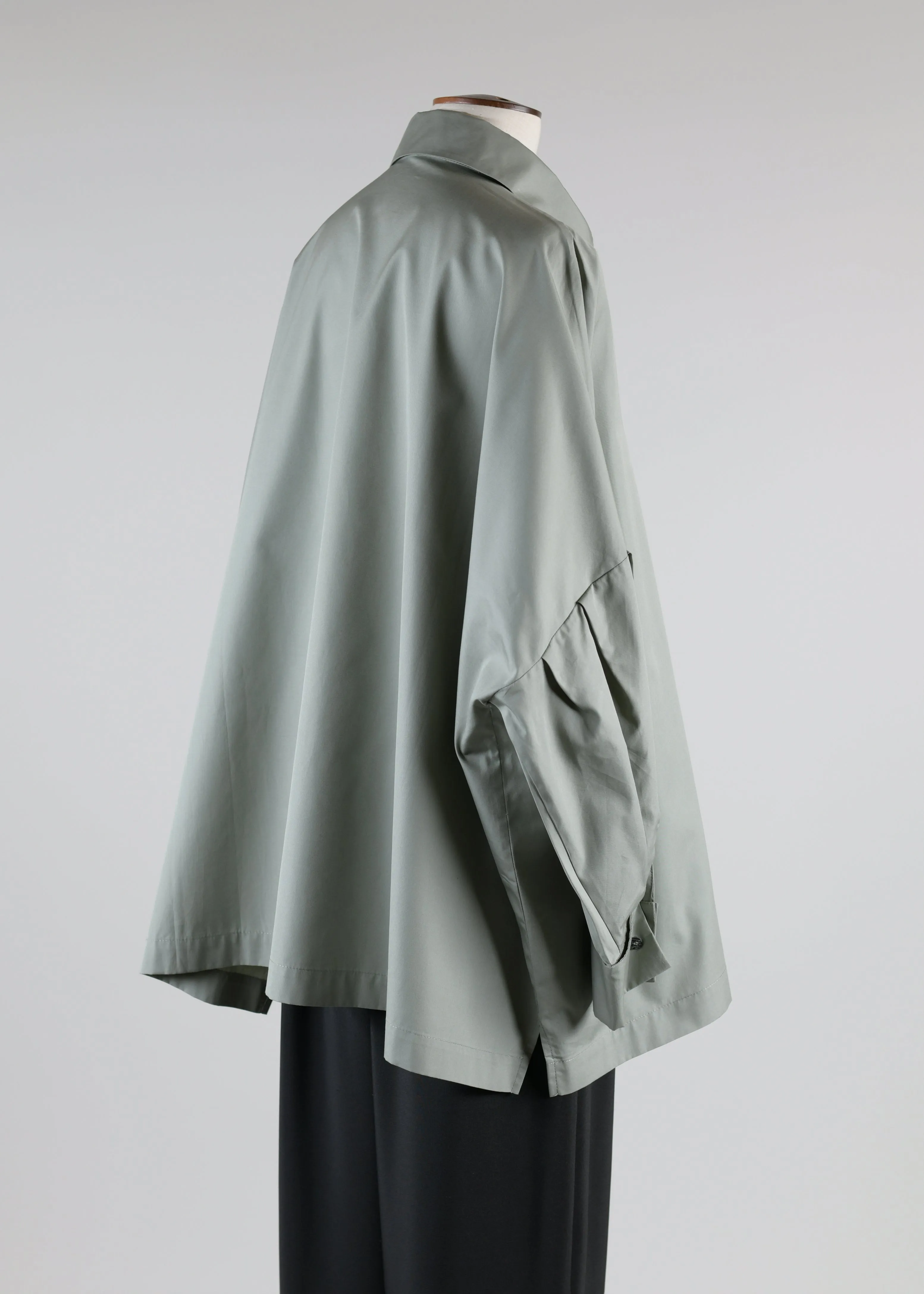 cotton poplin sloped shoulder square shirt collar and pleat sleeve - long sold by eskandar product image thumbnail 3