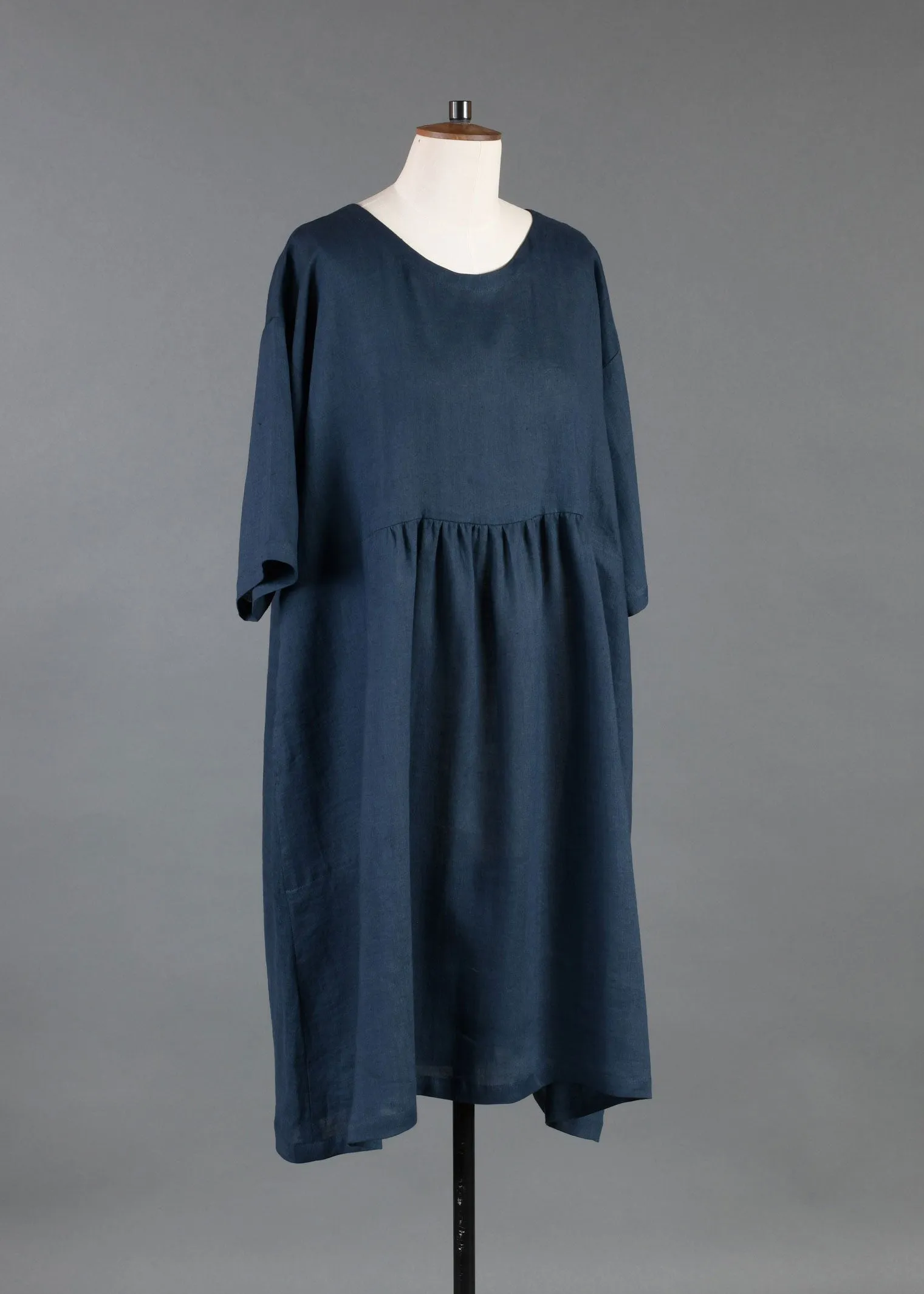 linen short sleeve a-line round neck dress with pleated panels - very long sold by eskandar product image thumbnail 4