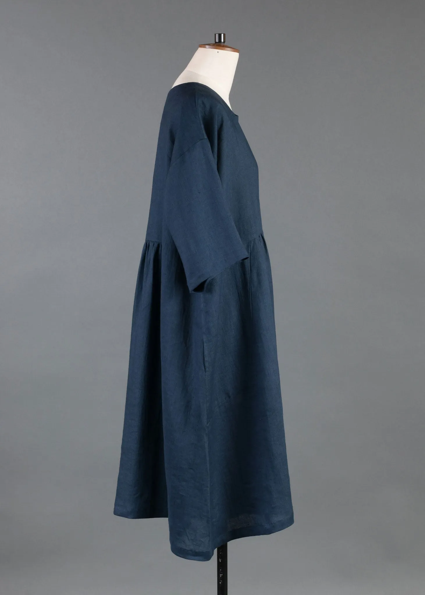 linen short sleeve a-line round neck dress with pleated panels - very long sold by eskandar product image thumbnail 3