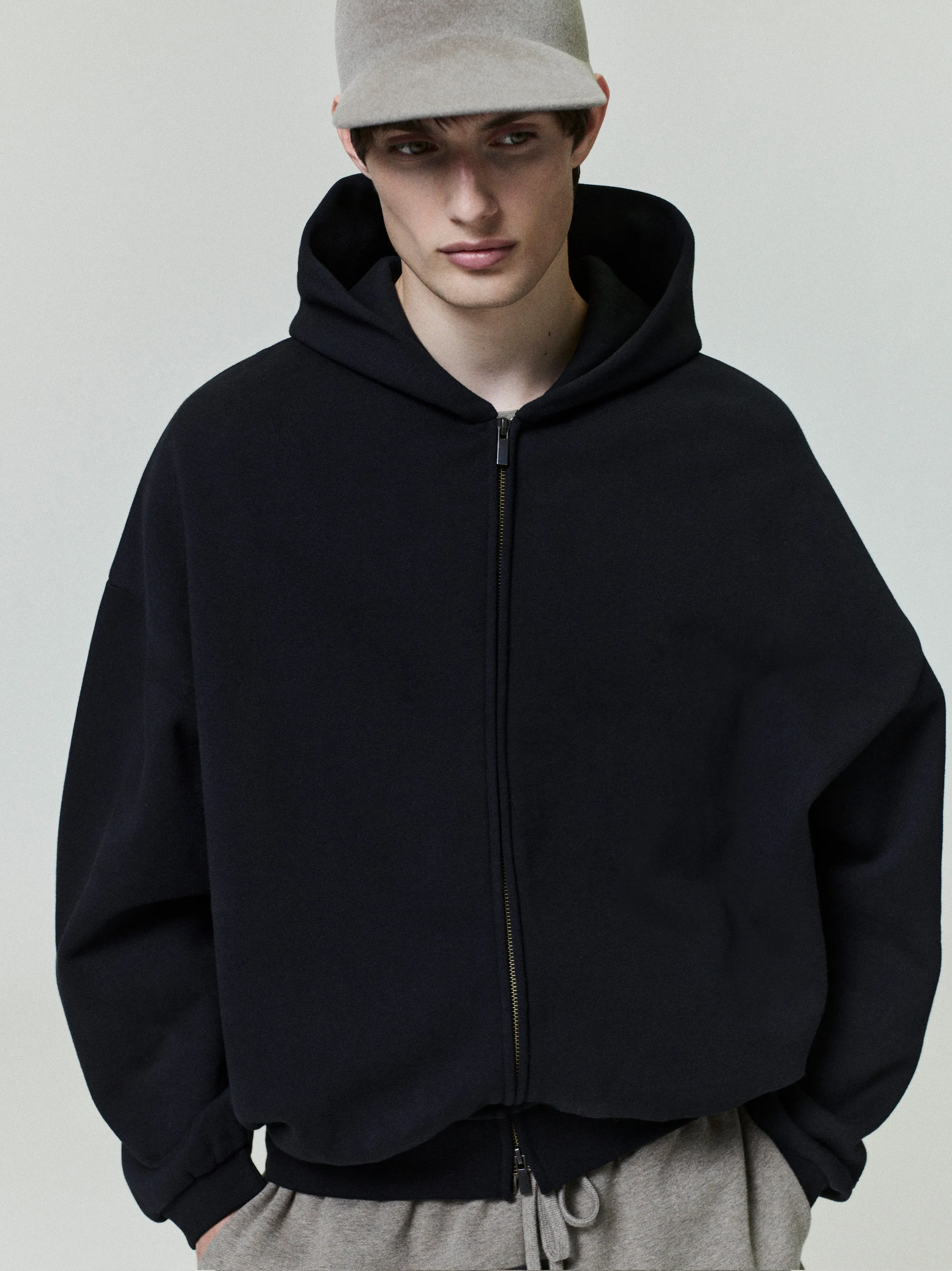 トップス Essentials Embossed 90s fit Zipup img56605_src.webp