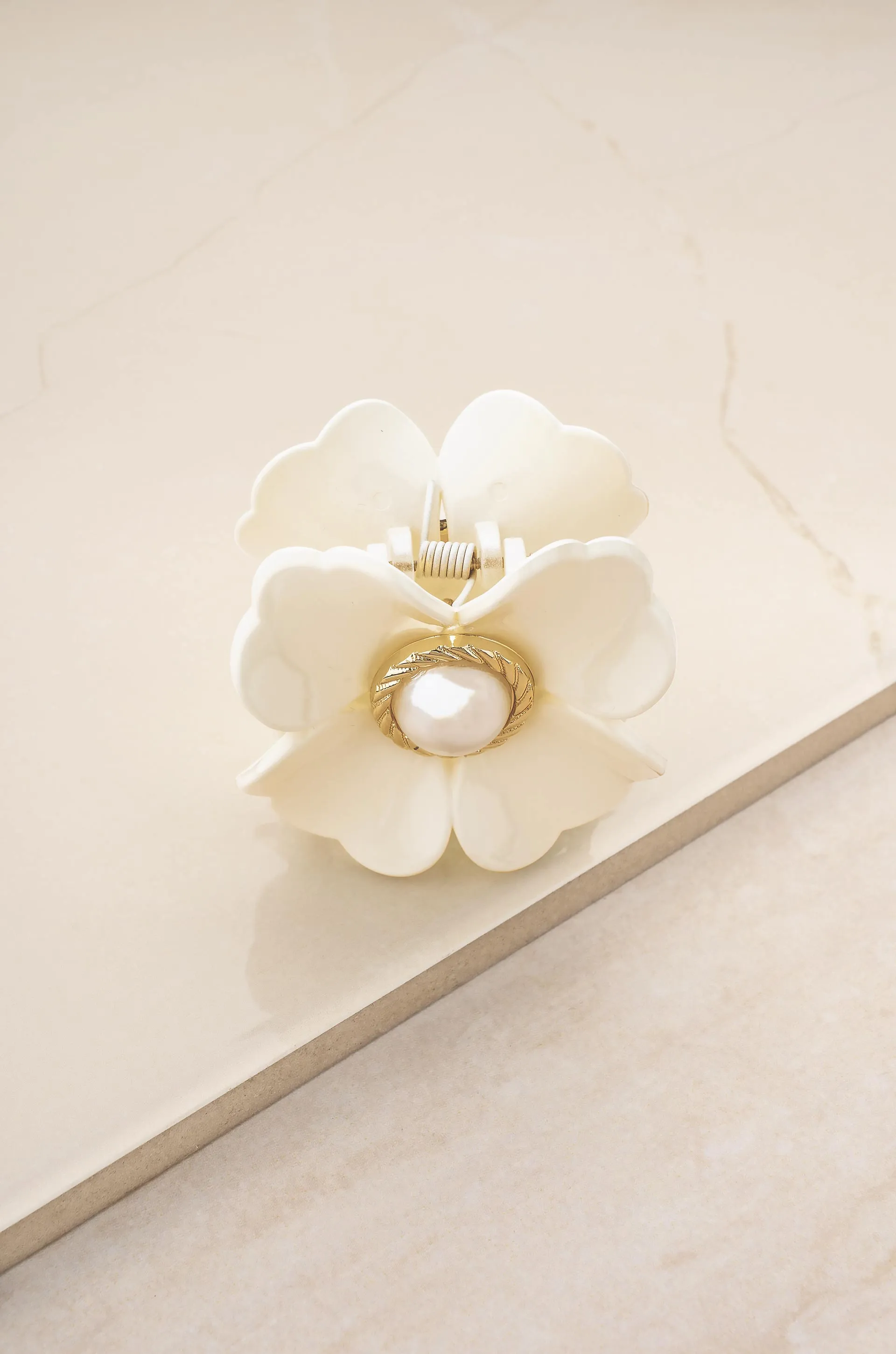 Daisy Claw Clip sold by ettika product image thumbnail 4