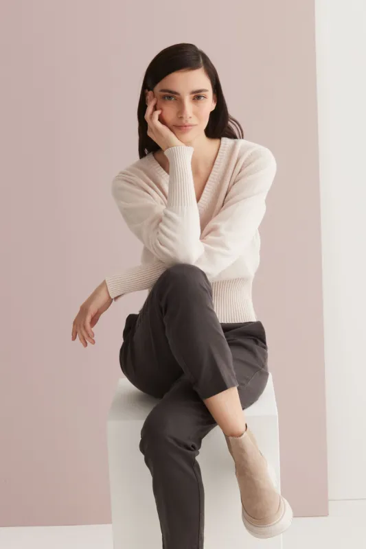 V-Neck Pullover M570 9500 sold by European Culture
