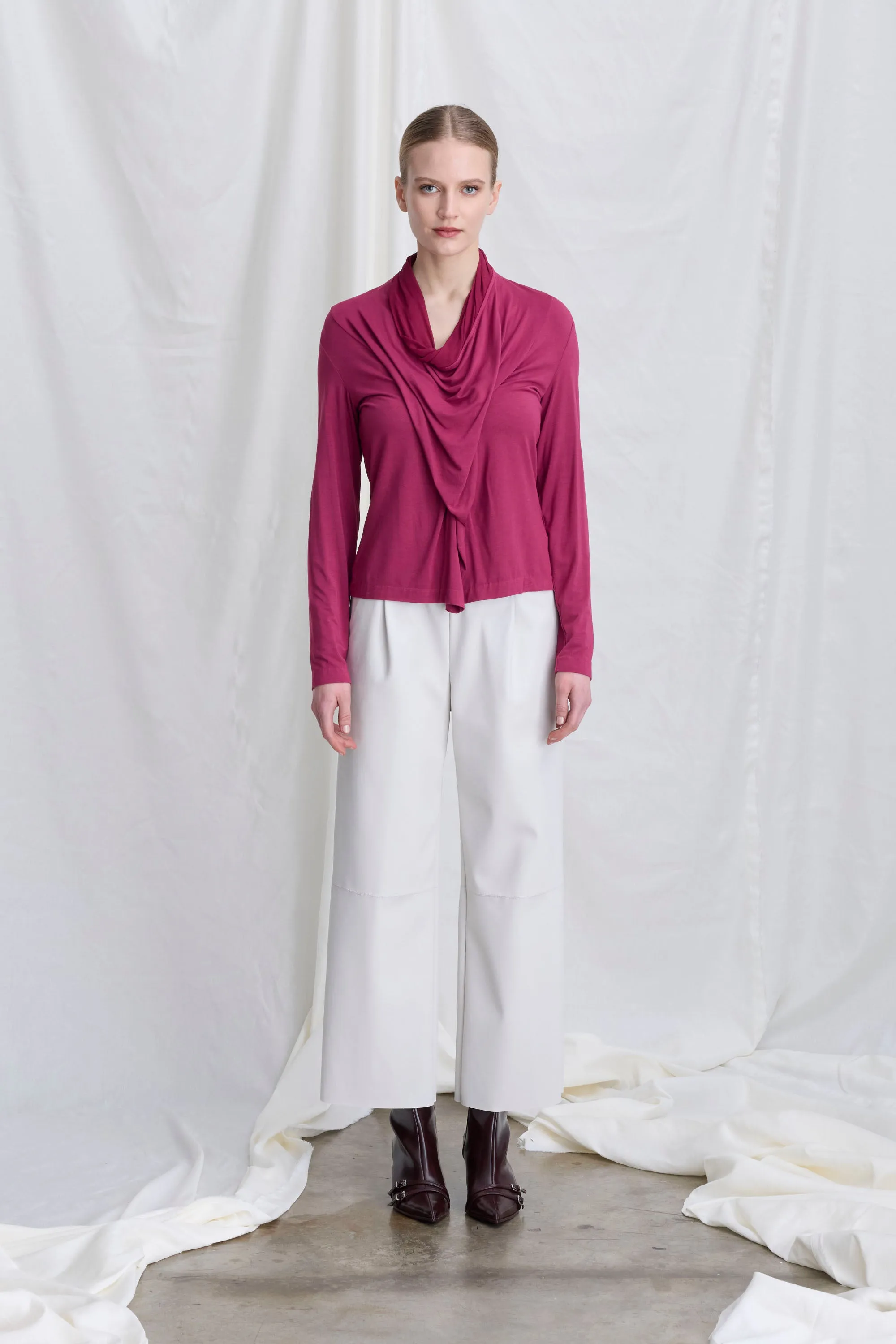 Cropped Trousers Made of Faux Leather 07Z0 8931 sold by European Culture