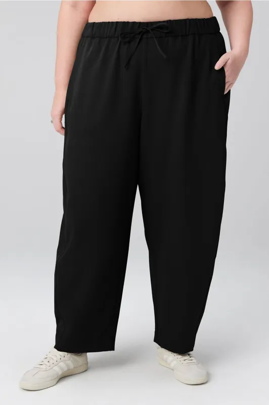 Easy Twill Mid Rise Barrel Pull-On Ankle Pant made by Fabletics