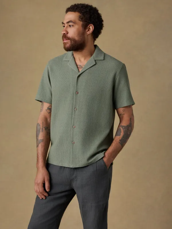 Short-Sleeve Oasis Camp Shirt - Faded Spruce made by Faherty