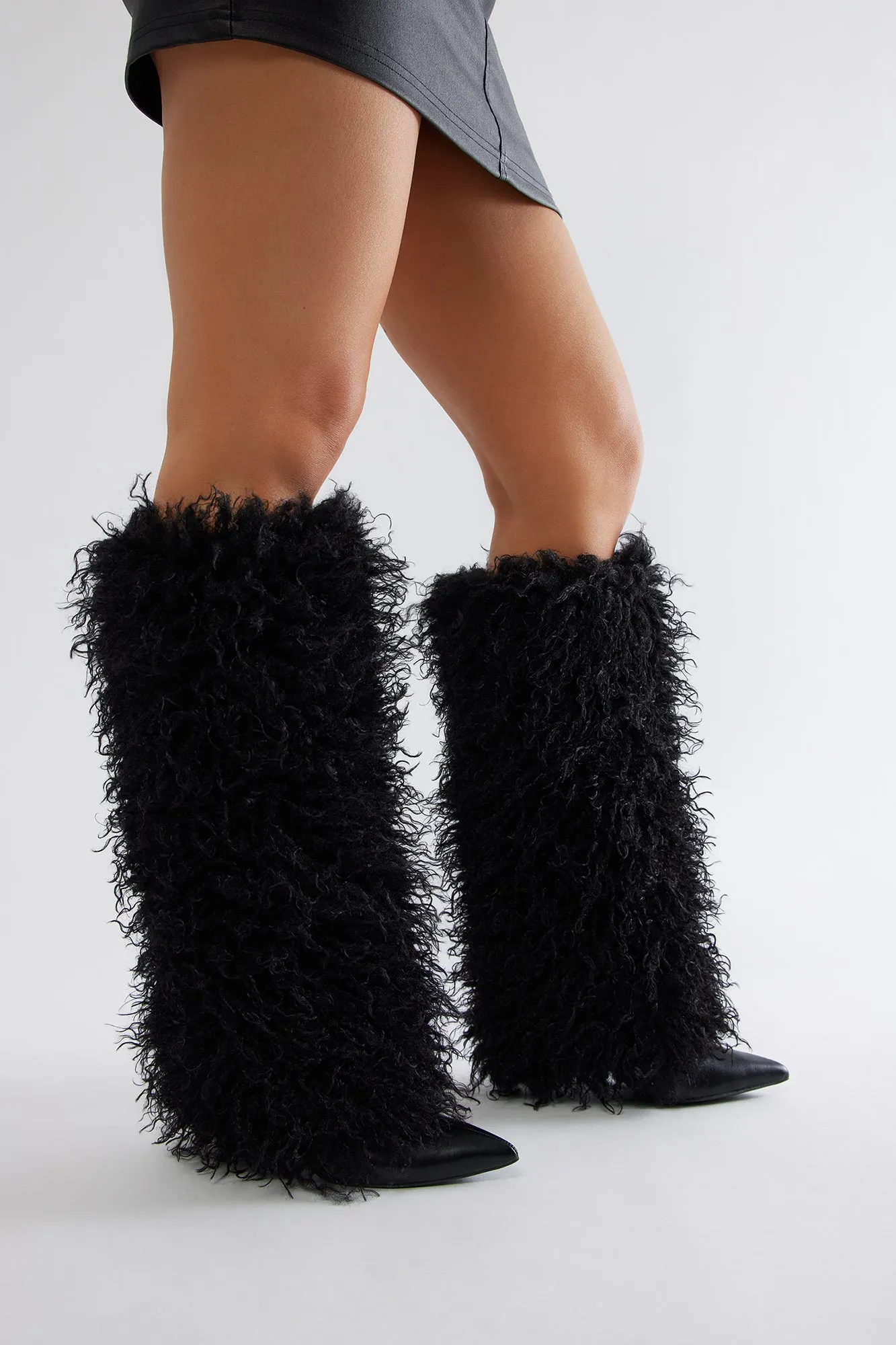 国内で当店のみ FY SPR - Black Faux-Fur  Boots Fur Boots for Women - Fuzzy Fluffy Women's Boots | AKIRA