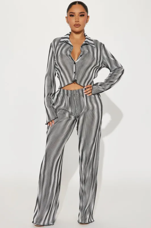 Blurred Lines Plisse Pant Set - Black/White sold by Fashion Nova