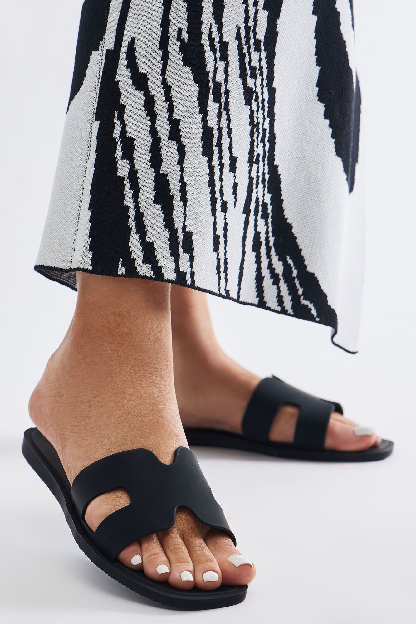 Jackie Flat Sandals - Black sold by Fashion Nova