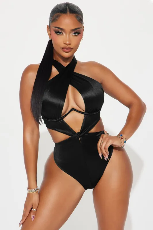 Kailen Underwire Twist 1 Piece Swimsuit - Black sold by Fashion Nova