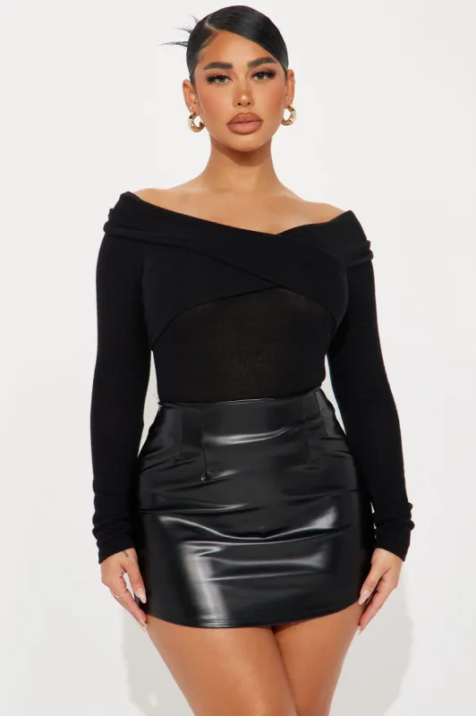 Kendall Off Shoulder Top - Black sold by Fashion Nova
