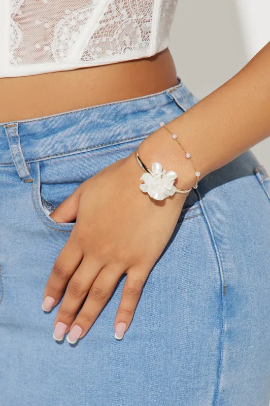 Rare To Find Pearl Bracelet - White/Gold sold by Fashion Nova
