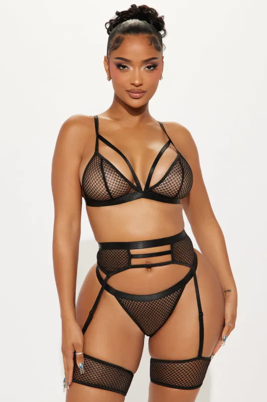 Falling Deeper 3 Piece Garter Set - Black sold by Fashion Nova