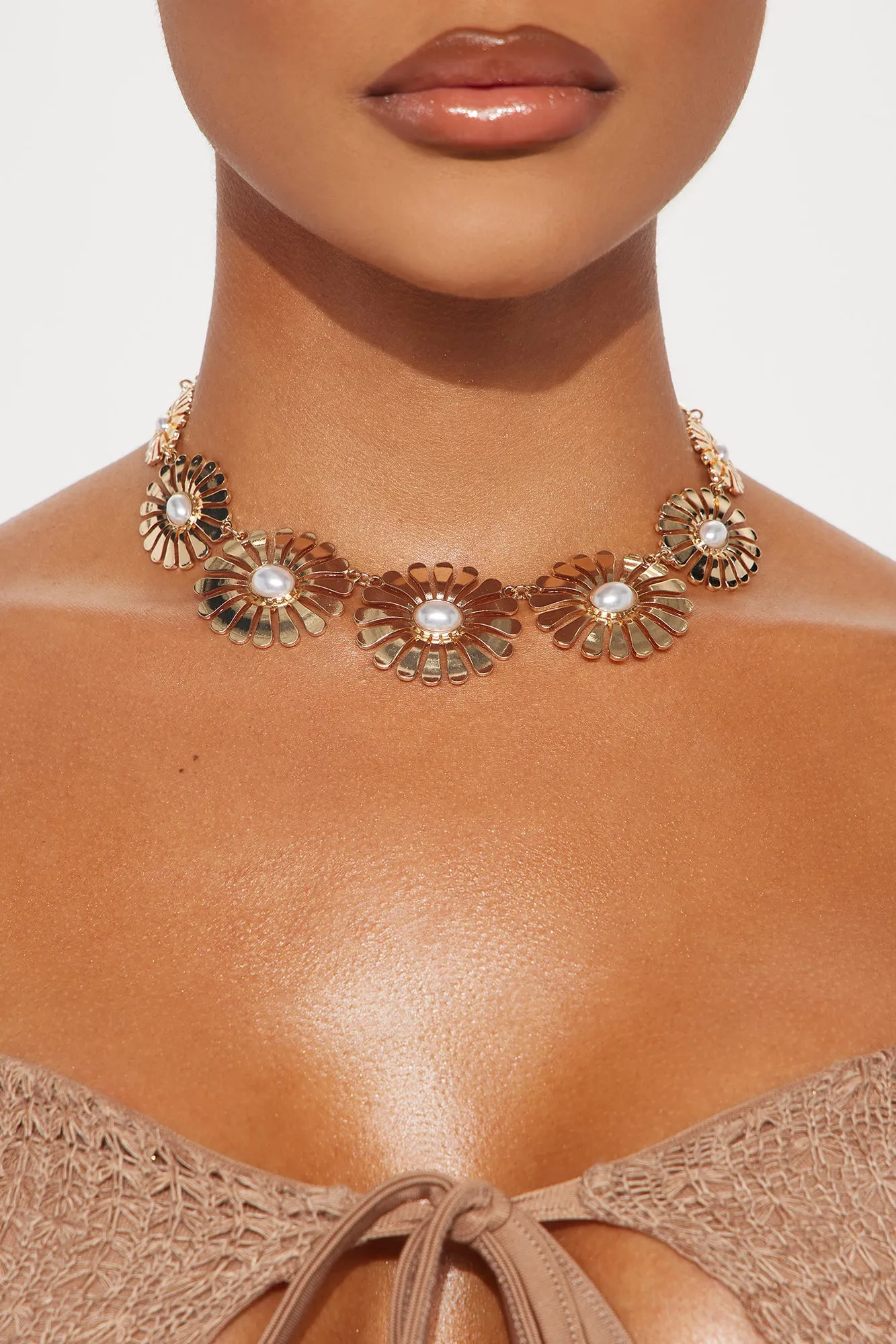 Sunflower Seeds Choker - Gold sold by Fashion Nova