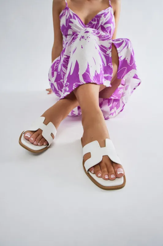 Lillie Sandals - White sold by Fashion Nova