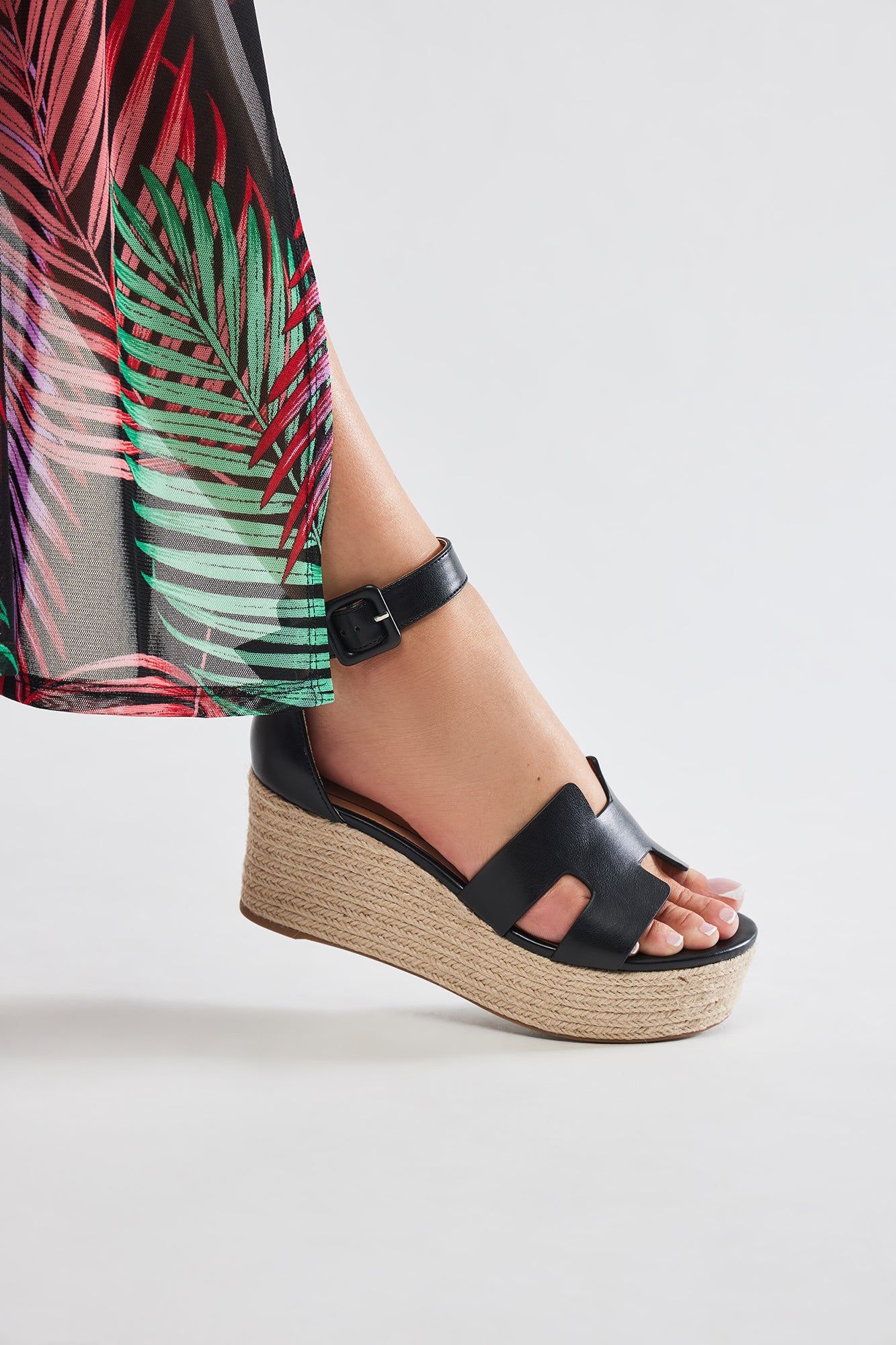 Huntley Flatform Sandals - Black sold by Fashion Nova product image thumbnail 4