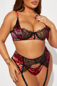 Love Me Wildly 3 Piece Garter Set - Red sold by Fashion Nova