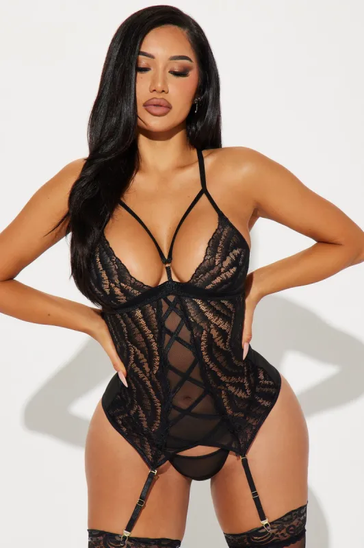Feelings Arising Lace 2 Piece Garter Set - Black sold by Fashion Nova