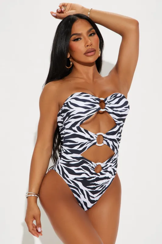 Adelaide O-Ring Cutout 1 Piece Swimsuit - Black/White sold by Fashion Nova