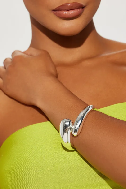 Onda Cuff Bracelet - Silver sold by Fashion Nova