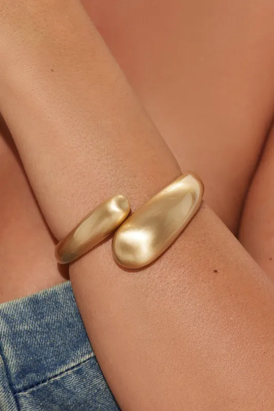 Onda Cuff Bracelet - Gold sold by Fashion Nova