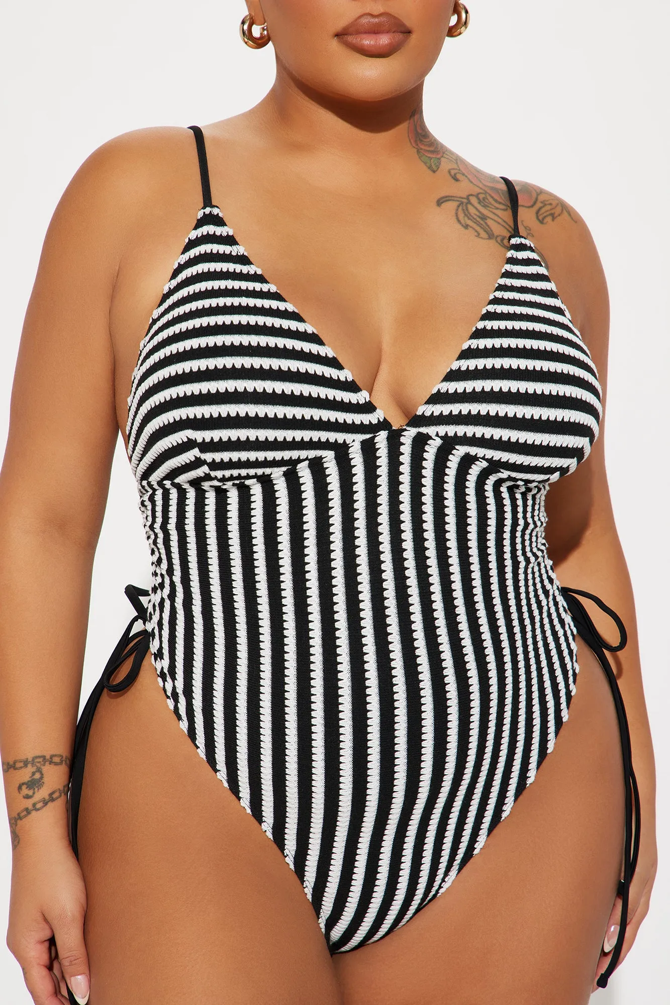 Summer Chic Textured 1 Piece Swimsuit - Black/White sold by Fashion Nova product image thumbnail 5