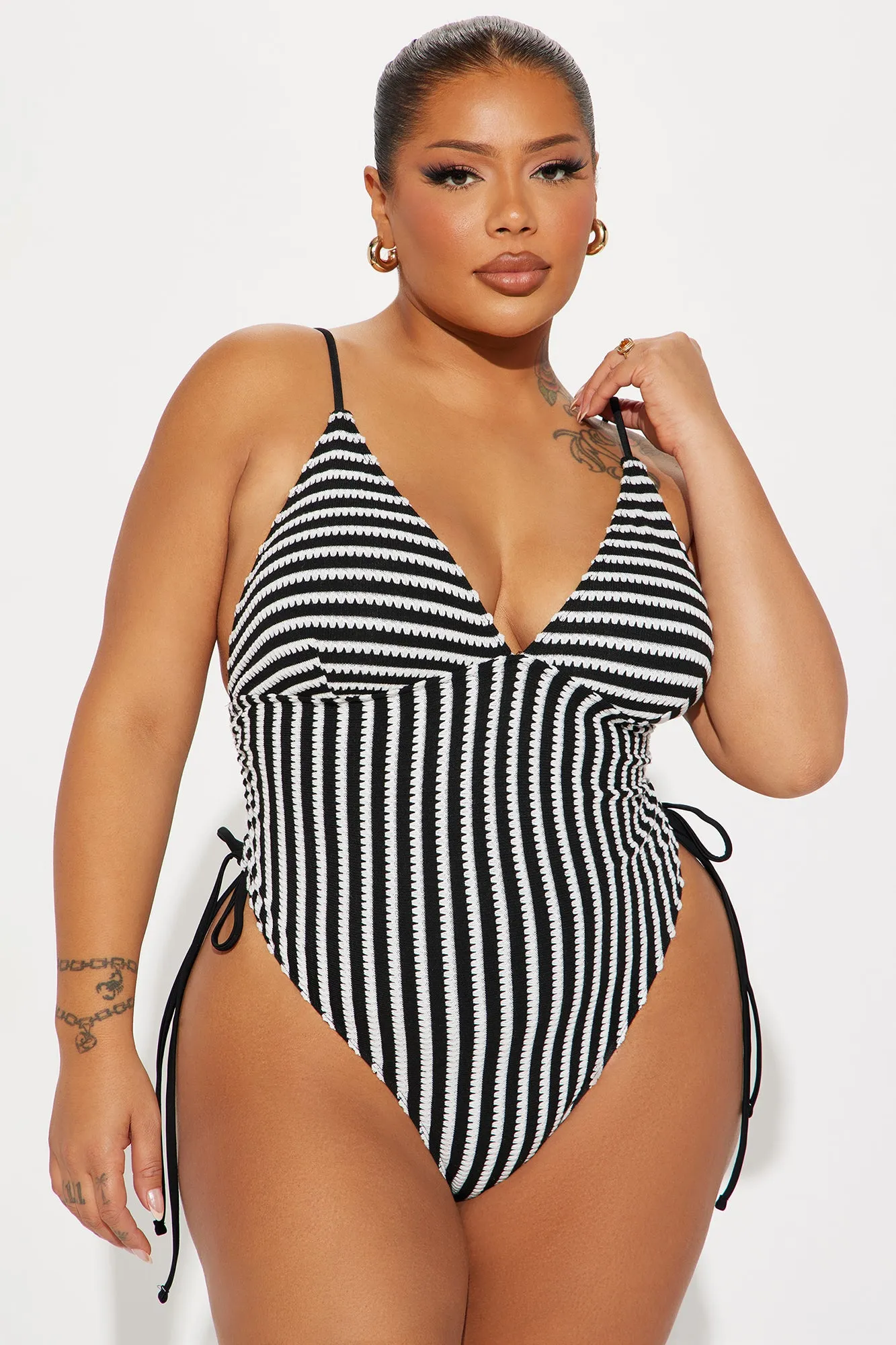 Summer Chic Textured 1 Piece Swimsuit - Black/White sold by Fashion Nova product image thumbnail 4