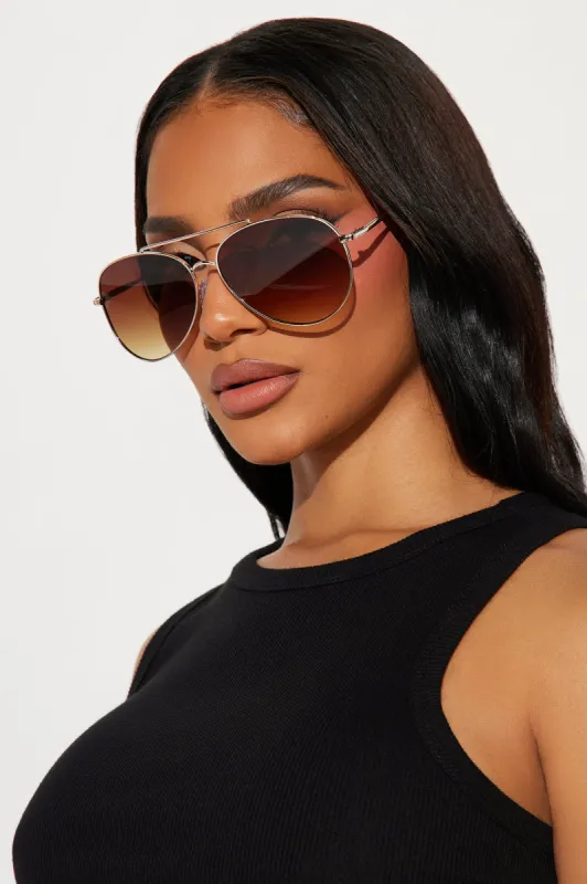 Running The Town Saunglasses - Brown made by Fashion Nova