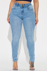 In A Heartbeat Stretch Skinny Jeans - Medium Wash sold by Fashion Nova