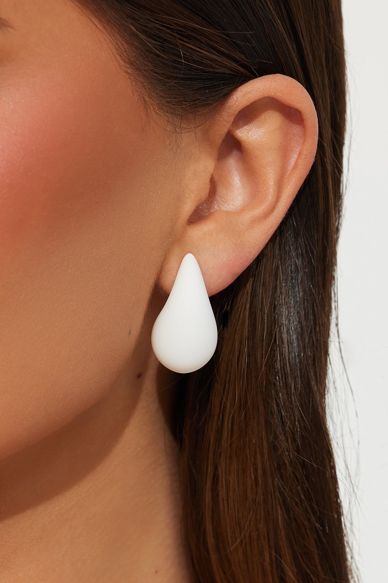 En El Mar Earrings - White sold by Fashion Nova