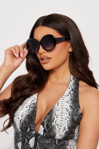 Classy Blair Sunglasses - Black/Smoke sold by Fashion Nova