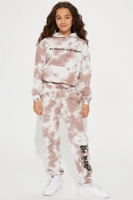 Mini Mini Be Kind Tie Dye Fleece Jogger Set - Mocha/combo sold by Fashion Nova