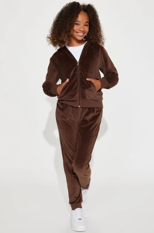 Mini Original Trendsetter II Velour Set - Chocolate sold by Fashion Nova